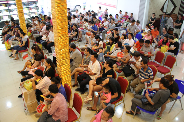 上海辦公家具公司——碧江家具5周年慶秒殺活動現(xiàn)場