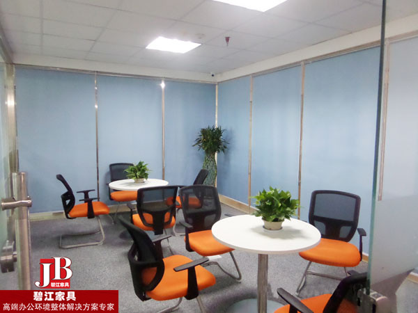 去哪兒網洽談桌配置