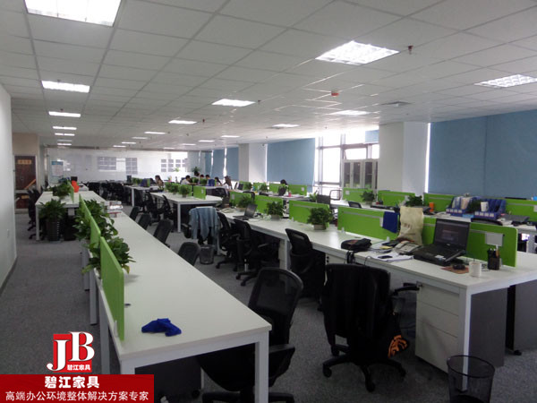 去哪兒網職員辦公桌椅配置