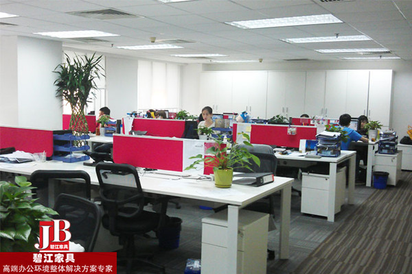 去哪兒網職員辦公區家具配置