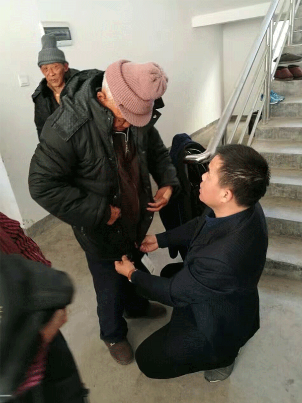 碧江家具董事長(zhǎng)慰問(wèn)孤寡老人