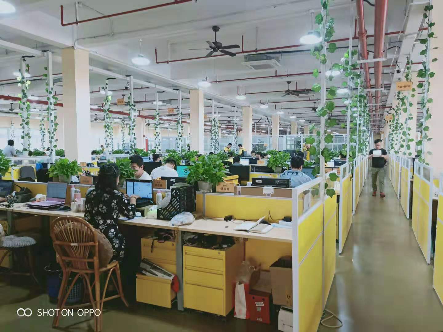 辦公桌屏風(fēng)式隔斷